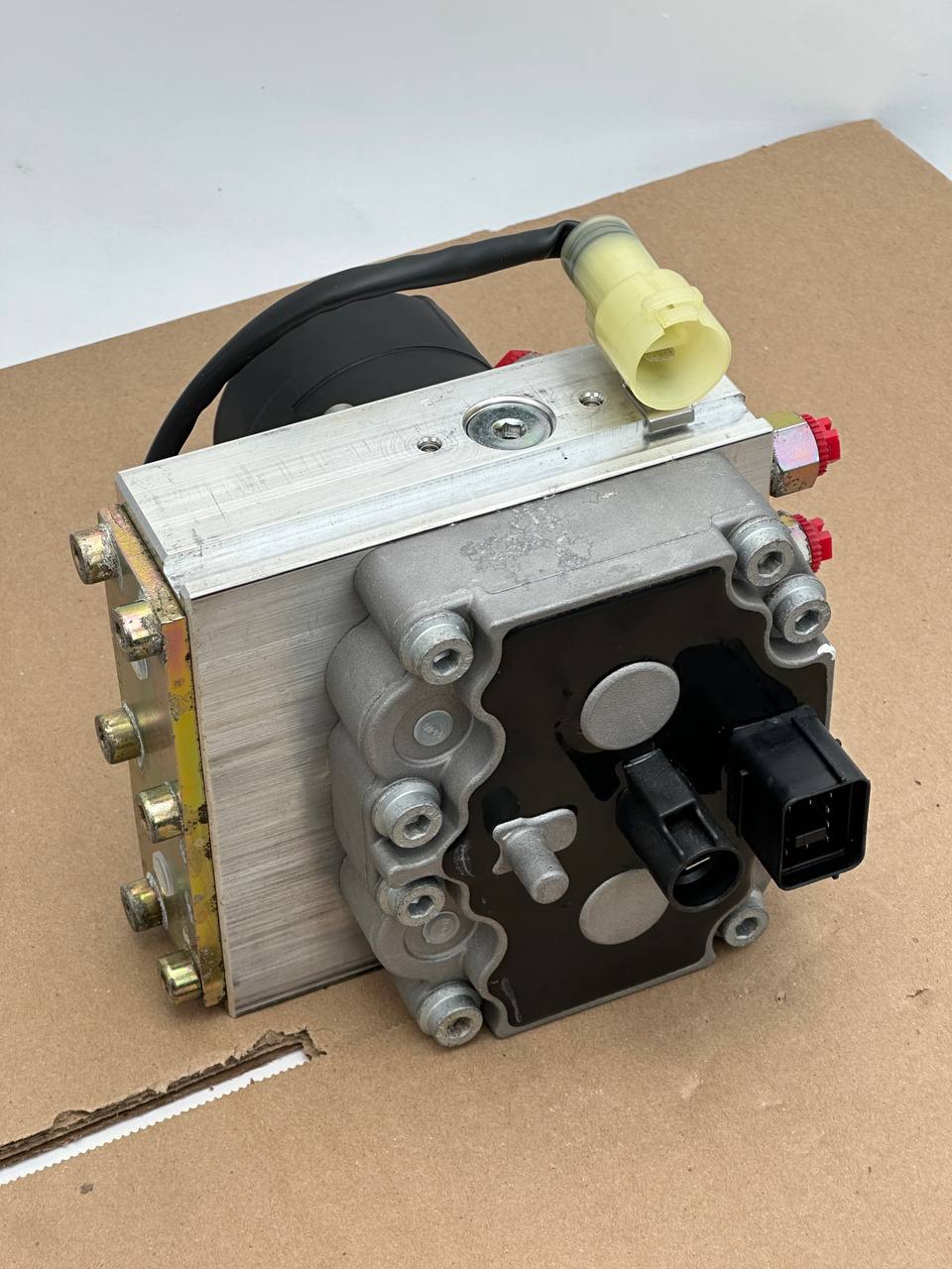 2507542C91 | Genuine Wabco/International Hydraulic Valve Brake Modulator