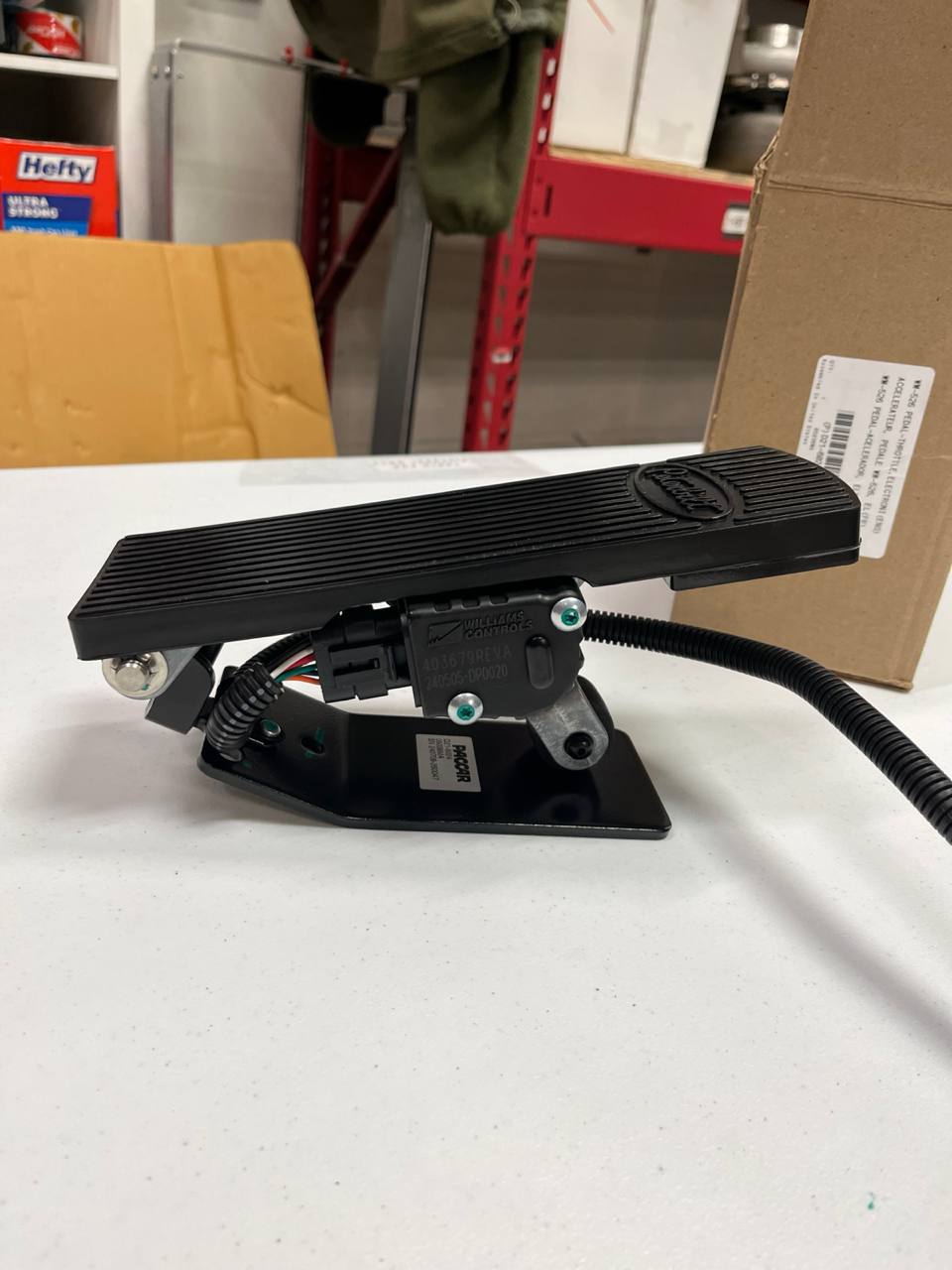 D21-6024 | Genuine Paccar® Accelerator Pedal Assembly For Peterbilt