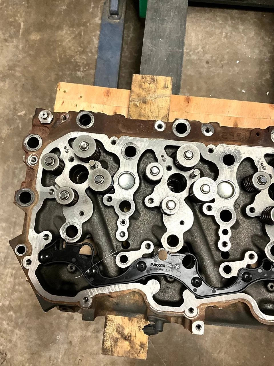 2304398 | Genuine Paccar® Cylinder Head MX-13 - Kenworth T880, 2024