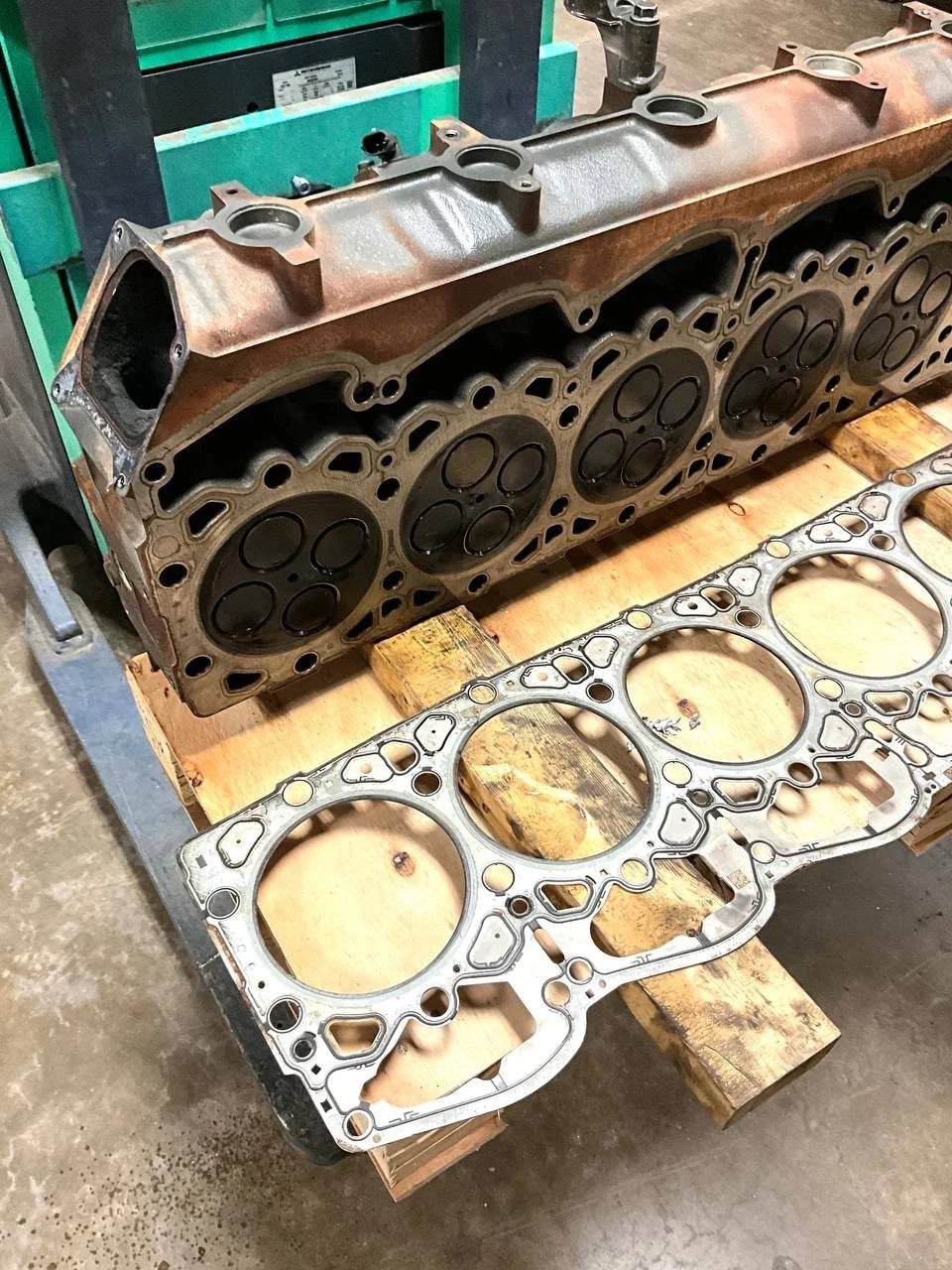 2304398 | Genuine Paccar® Cylinder Head MX-13 - Kenworth T880, 2024