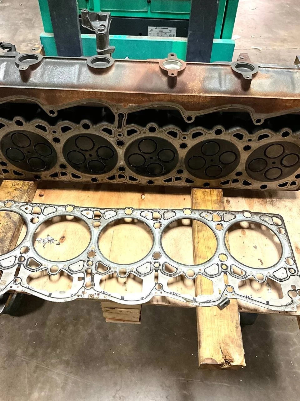 2304398 | Genuine Paccar® Cylinder Head MX-13 - Kenworth T880, 2024