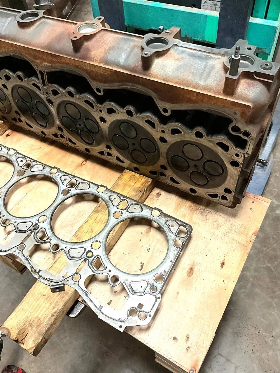 2304398 | Genuine Paccar® Cylinder Head MX-13 - Kenworth T880, 2024