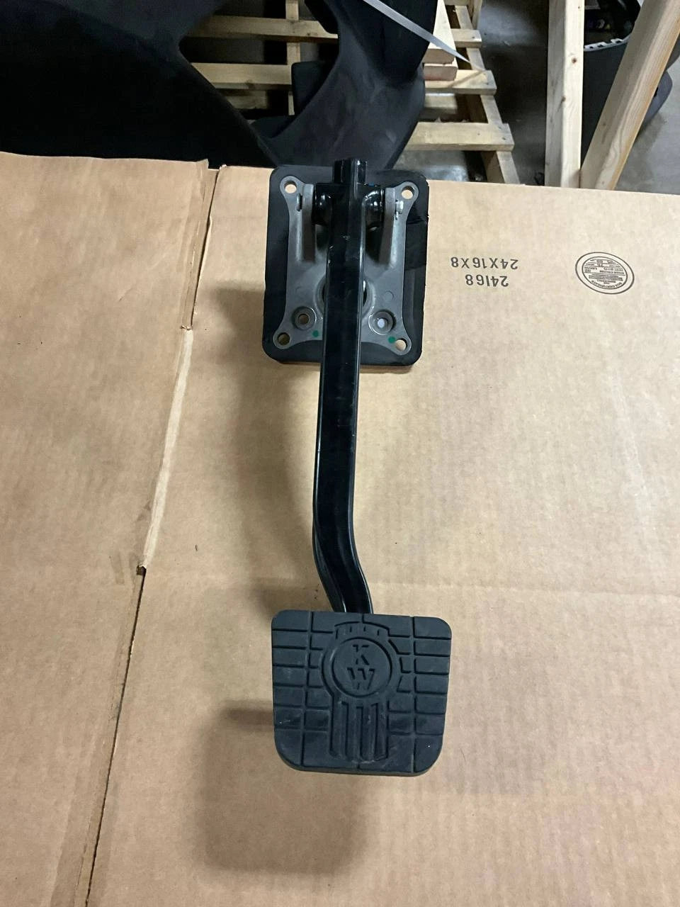 G90-6096-062 | Genuine Paccar® Foot Pedal
