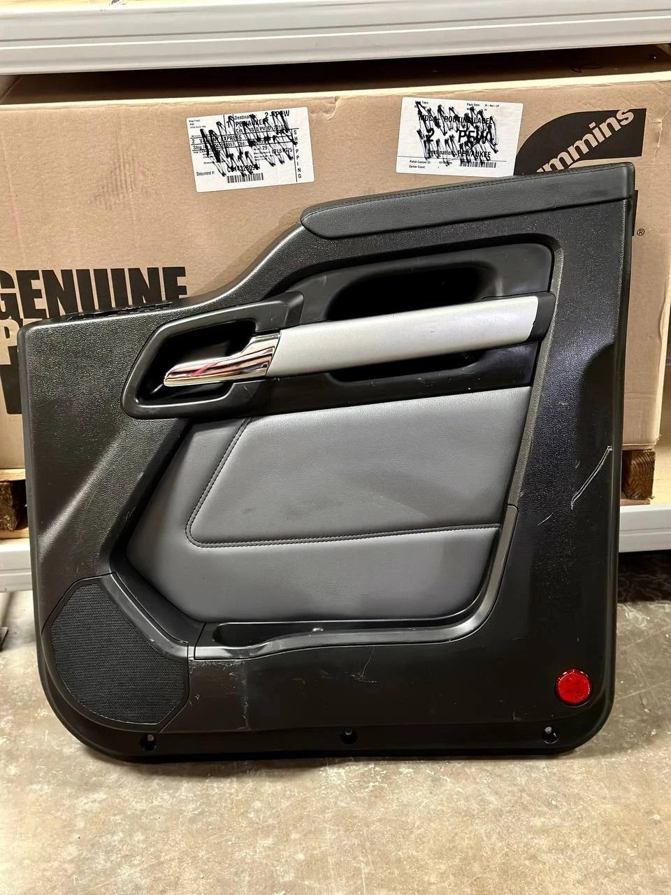 16959978 | Genuine Paccar® Door Trim Panel RH Right