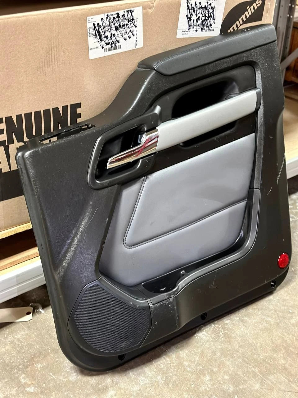 16959978 | Genuine Paccar® Door Trim Panel RH Right