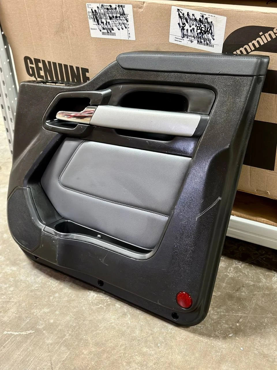 16959978 | Genuine Paccar® Door Trim Panel RH Right