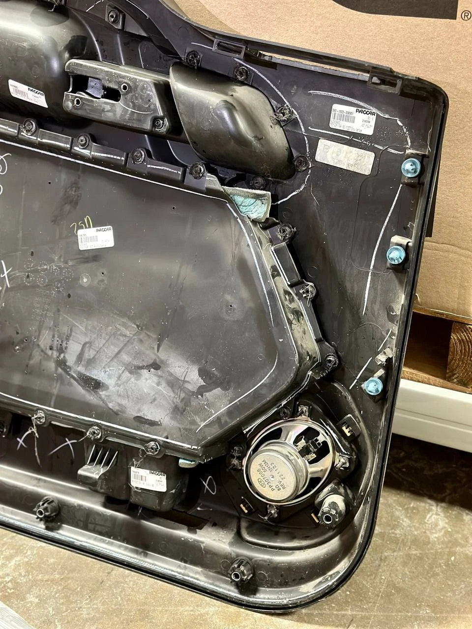 16959978 | Genuine Paccar® Door Trim Panel RH Right