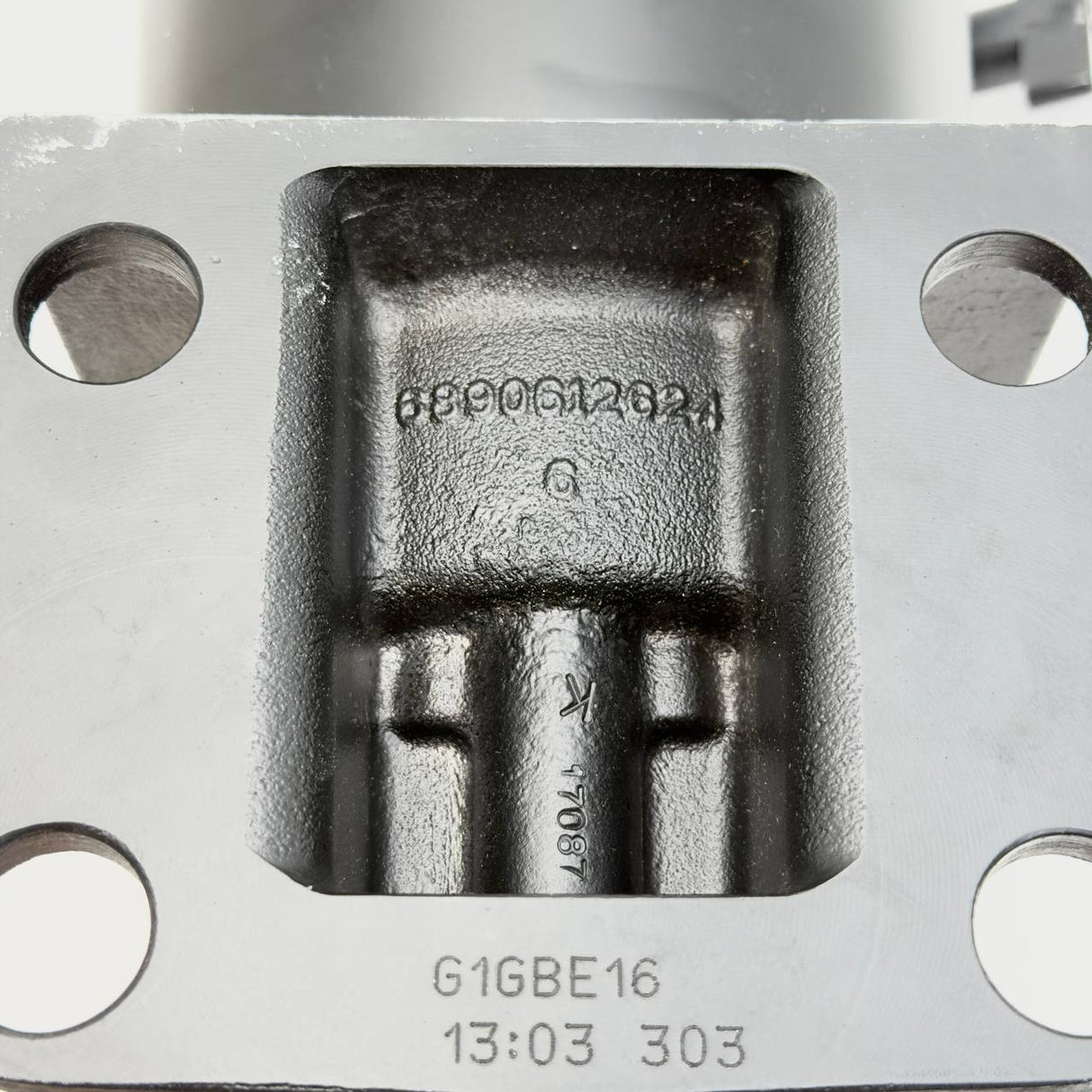 3681678C91 | Genuine International® Oil Filter Centrifuge Assembly