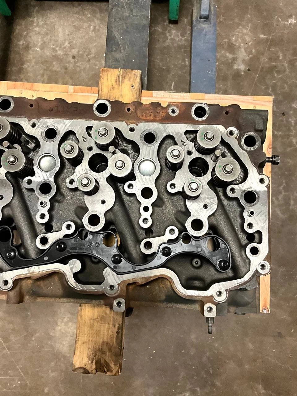 2304398R | Genuine Paccar® Cylinder Head MX-13 - Kenworth T880, 2024