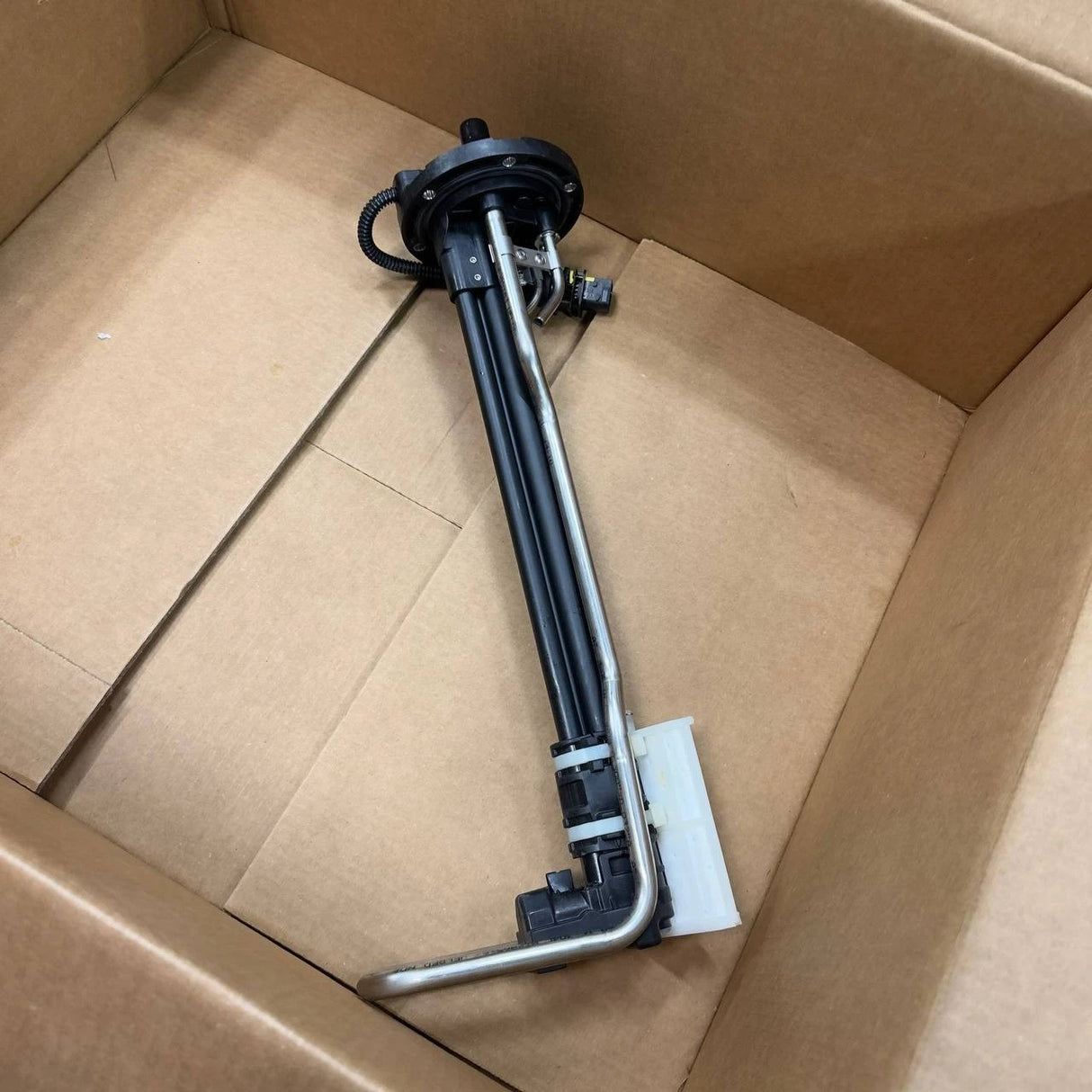 04-31354-003 | Genuine Freightliner® DEF Header 6 Gal, 6-Bolt