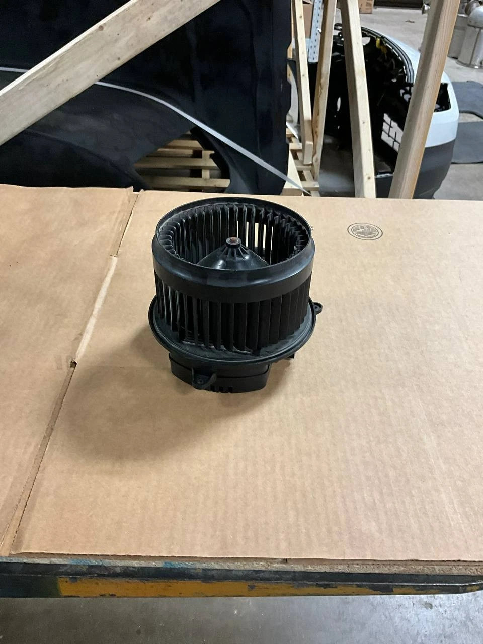 W205701102 | Genuine Kenworth® Blower Motor (HVAC)